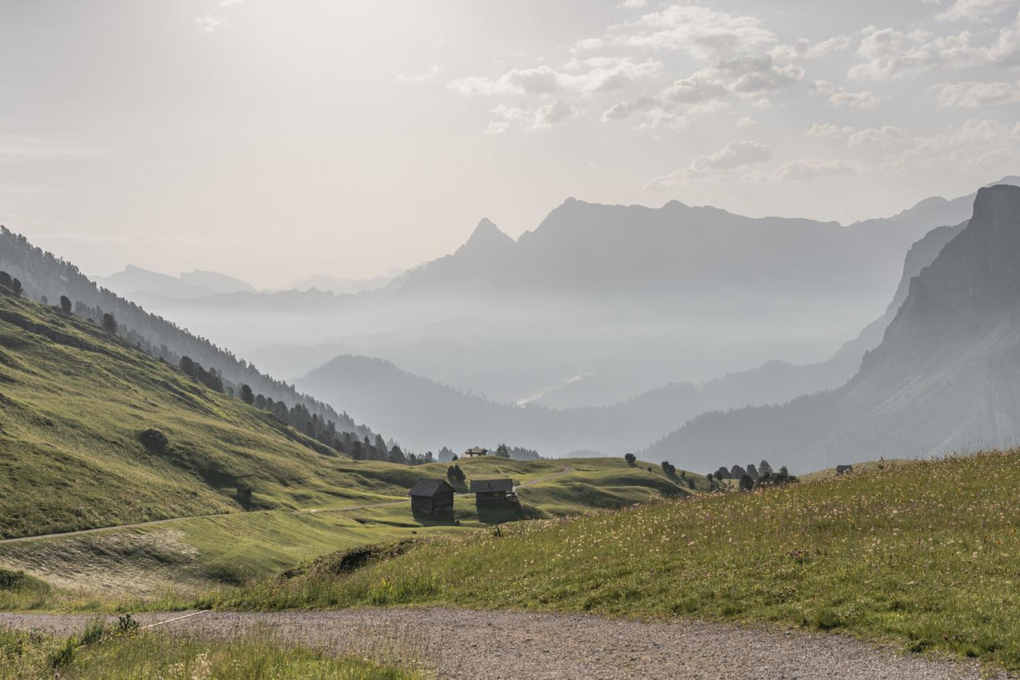 Апартаменты Ciasa Iachin - Dolomites Dream Retreat Сан-Мартино-ин-Бадия Экстерьер фото