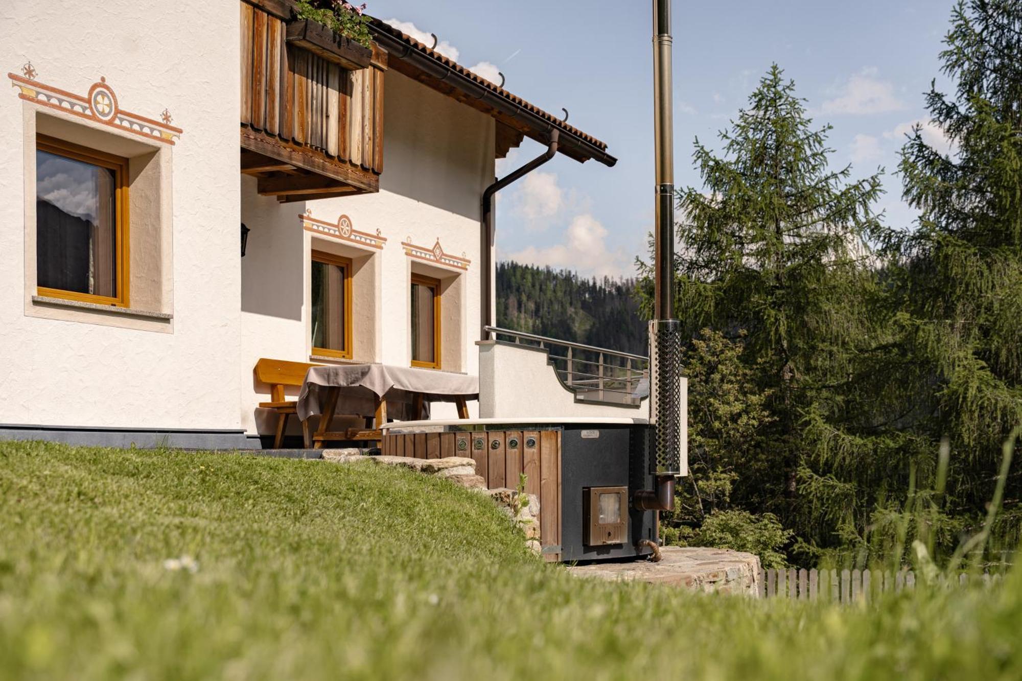 Апартаменты Ciasa Iachin - Dolomites Dream Retreat Сан-Мартино-ин-Бадия Экстерьер фото